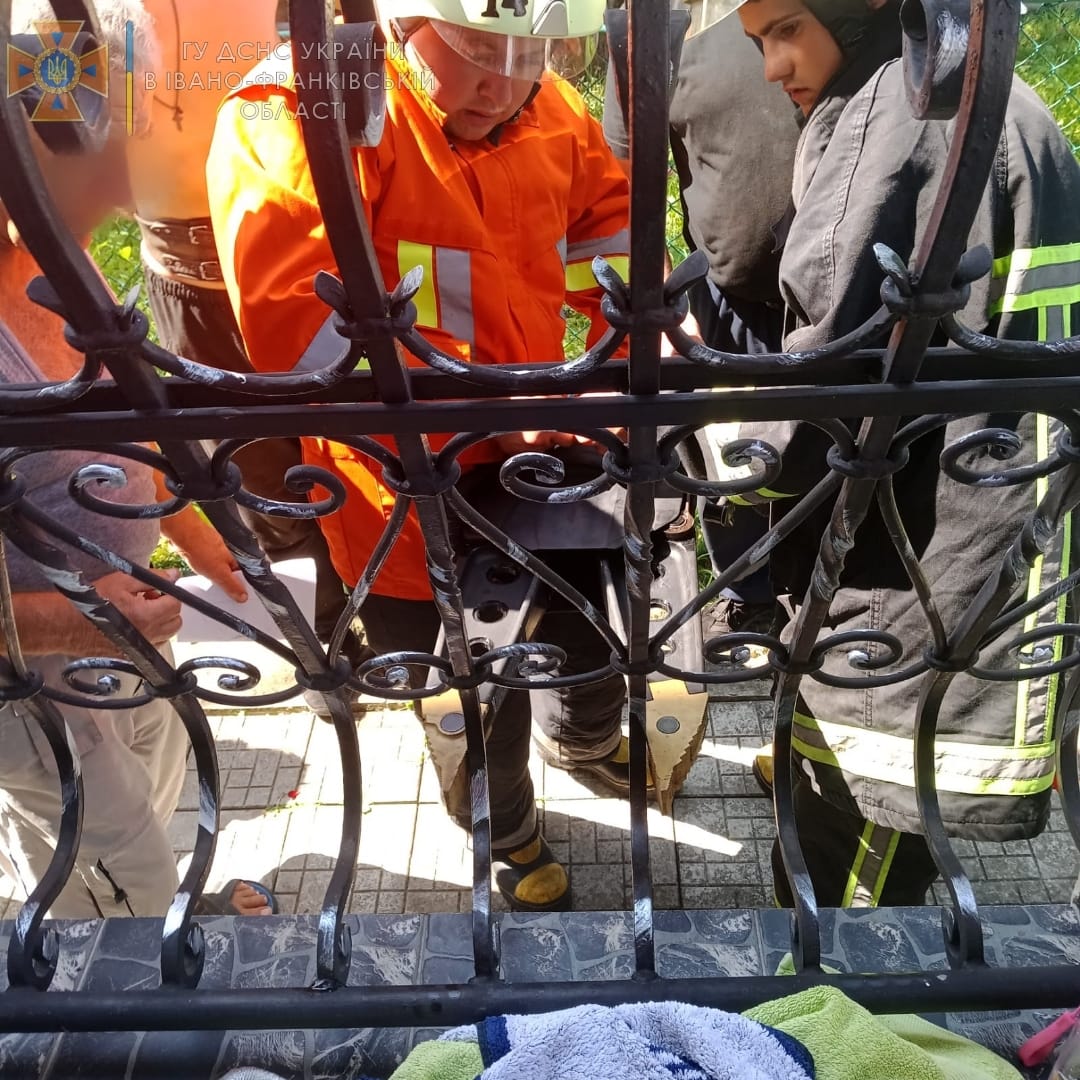 На Прикарпатті врятували маленьку дівчинку, у якої голова застрягла в паркані